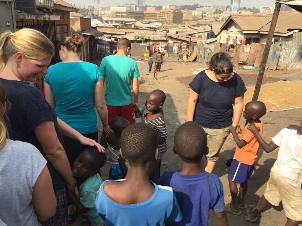 Lisa mit Gospeltribe in Uganda