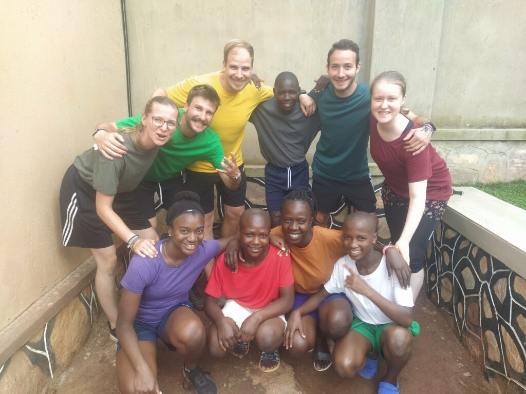 Ruben mit Gospeltribe in Uganda